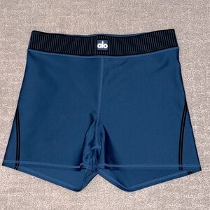 Alo Yoga Line Up Shorts L in Eclipse Blue